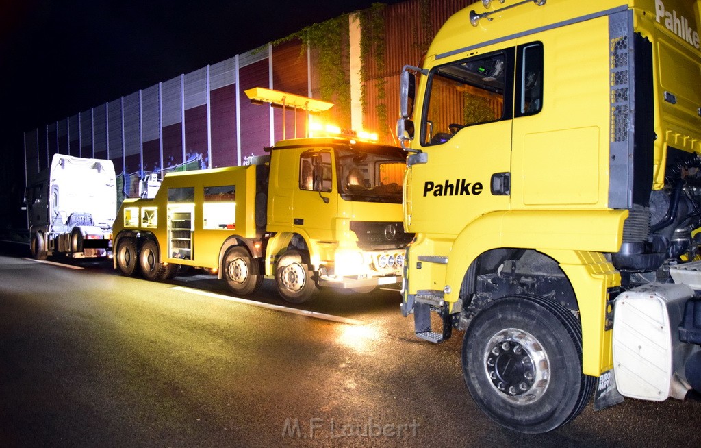 LKW Verfolgung A 3 Rich Oberhausen gestellt mit Nagelbrett Hoehe AS Koeln Dellbrueck P71.JPG - Miklos Laubert